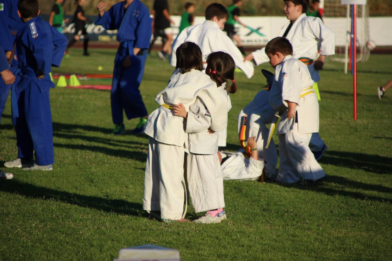 La Ciudad Deportiva 'Manuel Calzado' acogió, ayer, la clausura del curso de la Escuela Municipal de Deportes de Jerez de los Caballeros con un desfile y una exhibición por parte de los alumnos y alumnas. Casi 500 niños y niñas se han formado, este año, en las distintas modalidades deportivas: atletismo, minibasket, baloncesto, ciclismo, fútbol-sala, fútbol 8, judo, kárate, multiaventura, multideporte, pádel, patinaje artístico, tenis y zumba kids.