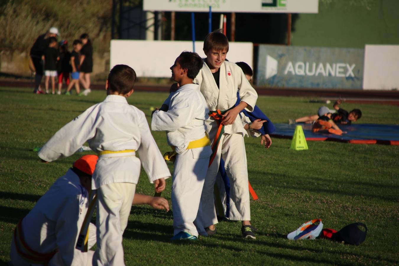 La Ciudad Deportiva 'Manuel Calzado' acogió, ayer, la clausura del curso de la Escuela Municipal de Deportes de Jerez de los Caballeros con un desfile y una exhibición por parte de los alumnos y alumnas. Casi 500 niños y niñas se han formado, este año, en las distintas modalidades deportivas: atletismo, minibasket, baloncesto, ciclismo, fútbol-sala, fútbol 8, judo, kárate, multiaventura, multideporte, pádel, patinaje artístico, tenis y zumba kids.