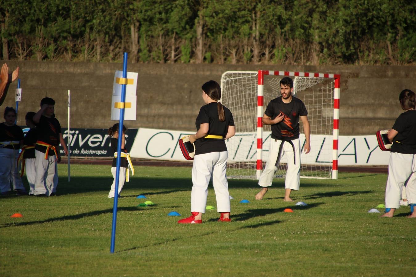 La Ciudad Deportiva 'Manuel Calzado' acogió, ayer, la clausura del curso de la Escuela Municipal de Deportes de Jerez de los Caballeros con un desfile y una exhibición por parte de los alumnos y alumnas. Casi 500 niños y niñas se han formado, este año, en las distintas modalidades deportivas: atletismo, minibasket, baloncesto, ciclismo, fútbol-sala, fútbol 8, judo, kárate, multiaventura, multideporte, pádel, patinaje artístico, tenis y zumba kids.