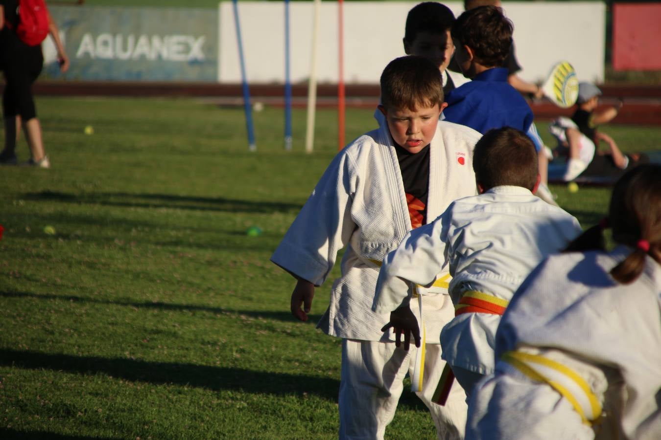 La Ciudad Deportiva 'Manuel Calzado' acogió, ayer, la clausura del curso de la Escuela Municipal de Deportes de Jerez de los Caballeros con un desfile y una exhibición por parte de los alumnos y alumnas. Casi 500 niños y niñas se han formado, este año, en las distintas modalidades deportivas: atletismo, minibasket, baloncesto, ciclismo, fútbol-sala, fútbol 8, judo, kárate, multiaventura, multideporte, pádel, patinaje artístico, tenis y zumba kids.