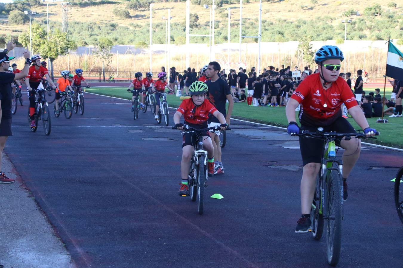 La Ciudad Deportiva 'Manuel Calzado' acogió, ayer, la clausura del curso de la Escuela Municipal de Deportes de Jerez de los Caballeros con un desfile y una exhibición por parte de los alumnos y alumnas. Casi 500 niños y niñas se han formado, este año, en las distintas modalidades deportivas: atletismo, minibasket, baloncesto, ciclismo, fútbol-sala, fútbol 8, judo, kárate, multiaventura, multideporte, pádel, patinaje artístico, tenis y zumba kids.