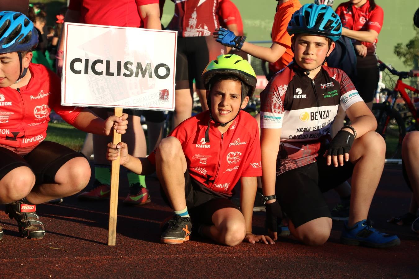 La Ciudad Deportiva 'Manuel Calzado' acogió, ayer, la clausura del curso de la Escuela Municipal de Deportes de Jerez de los Caballeros con un desfile y una exhibición por parte de los alumnos y alumnas. Casi 500 niños y niñas se han formado, este año, en las distintas modalidades deportivas: atletismo, minibasket, baloncesto, ciclismo, fútbol-sala, fútbol 8, judo, kárate, multiaventura, multideporte, pádel, patinaje artístico, tenis y zumba kids.