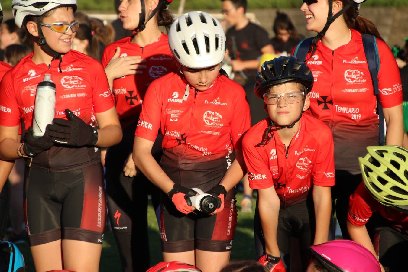 La Ciudad Deportiva 'Manuel Calzado' acogió, ayer, la clausura del curso de la Escuela Municipal de Deportes de Jerez de los Caballeros con un desfile y una exhibición por parte de los alumnos y alumnas. Casi 500 niños y niñas se han formado, este año, en las distintas modalidades deportivas: atletismo, minibasket, baloncesto, ciclismo, fútbol-sala, fútbol 8, judo, kárate, multiaventura, multideporte, pádel, patinaje artístico, tenis y zumba kids.