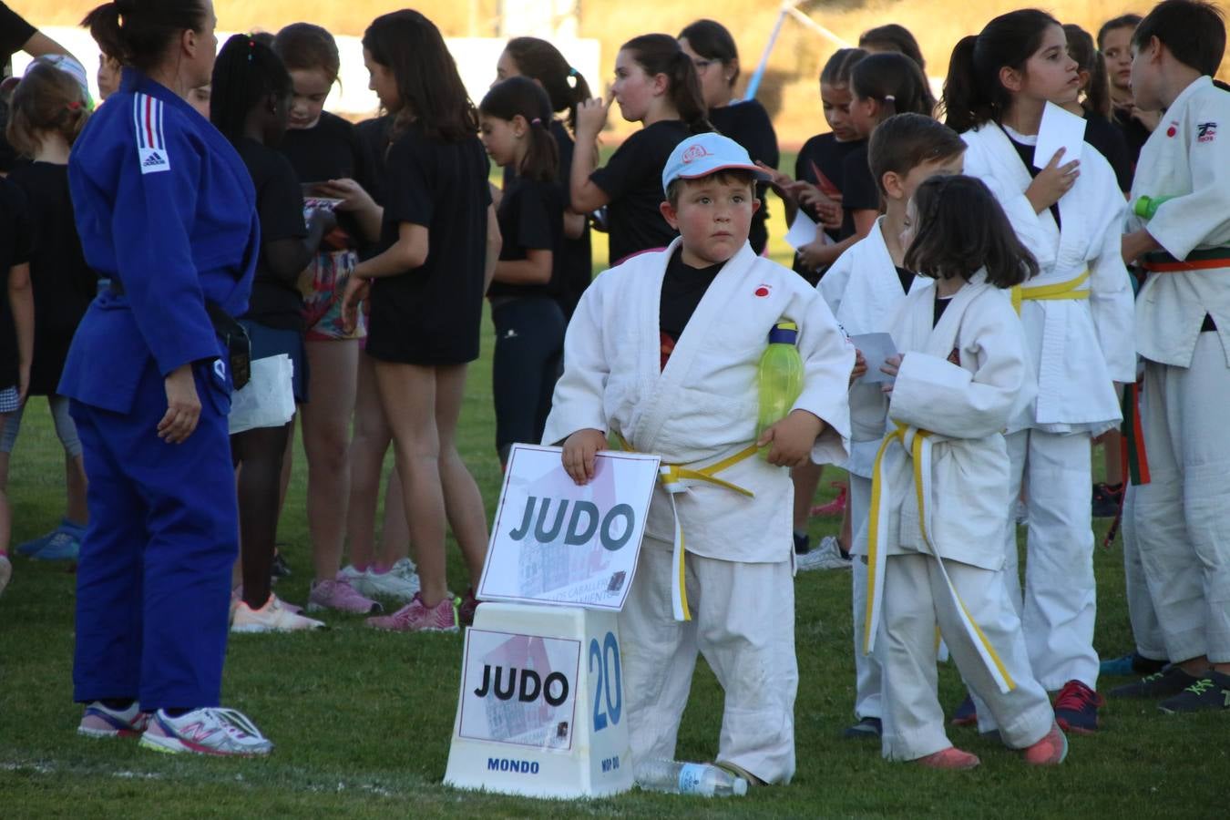 La Ciudad Deportiva 'Manuel Calzado' acogió, ayer, la clausura del curso de la Escuela Municipal de Deportes de Jerez de los Caballeros con un desfile y una exhibición por parte de los alumnos y alumnas. Casi 500 niños y niñas se han formado, este año, en las distintas modalidades deportivas: atletismo, minibasket, baloncesto, ciclismo, fútbol-sala, fútbol 8, judo, kárate, multiaventura, multideporte, pádel, patinaje artístico, tenis y zumba kids.