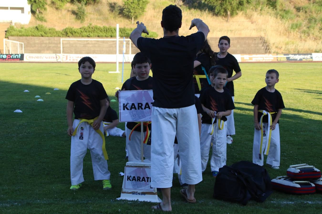 La Ciudad Deportiva 'Manuel Calzado' acogió, ayer, la clausura del curso de la Escuela Municipal de Deportes de Jerez de los Caballeros con un desfile y una exhibición por parte de los alumnos y alumnas. Casi 500 niños y niñas se han formado, este año, en las distintas modalidades deportivas: atletismo, minibasket, baloncesto, ciclismo, fútbol-sala, fútbol 8, judo, kárate, multiaventura, multideporte, pádel, patinaje artístico, tenis y zumba kids.