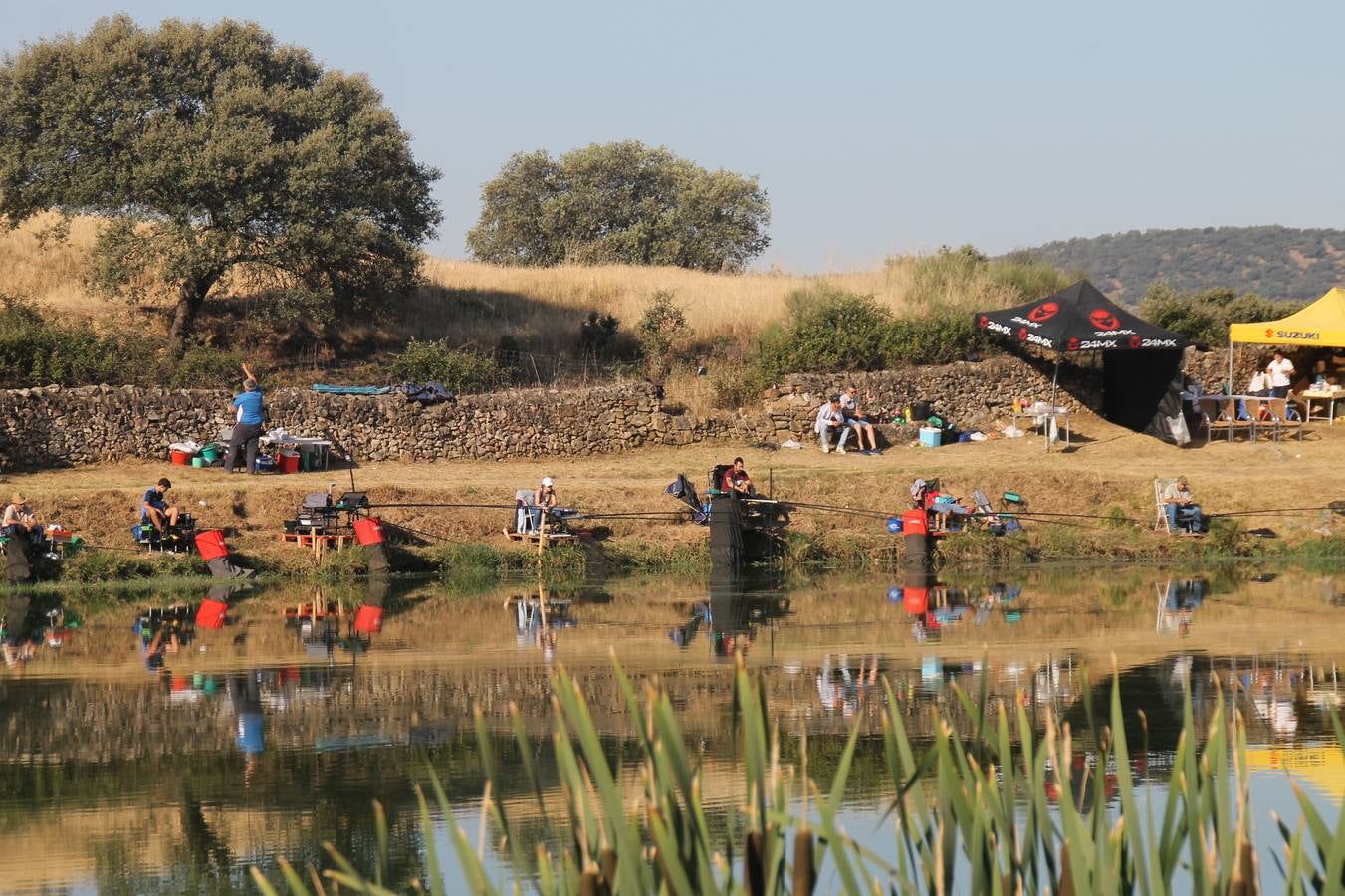 Buen ambiente pero pocas tencas en el 301 aniversario del Concurso tradicional de Pesca 'Charca de la Albuera' que se ha celebrado este domingo 2 de junio en el enclave natural del que toma su nombre. esta cita organizada por la Sociedad de Pesca Balboa. Francisco Pérez Caballo con una captura de 11.380 gramos ha sido el ganador de esta edición. 