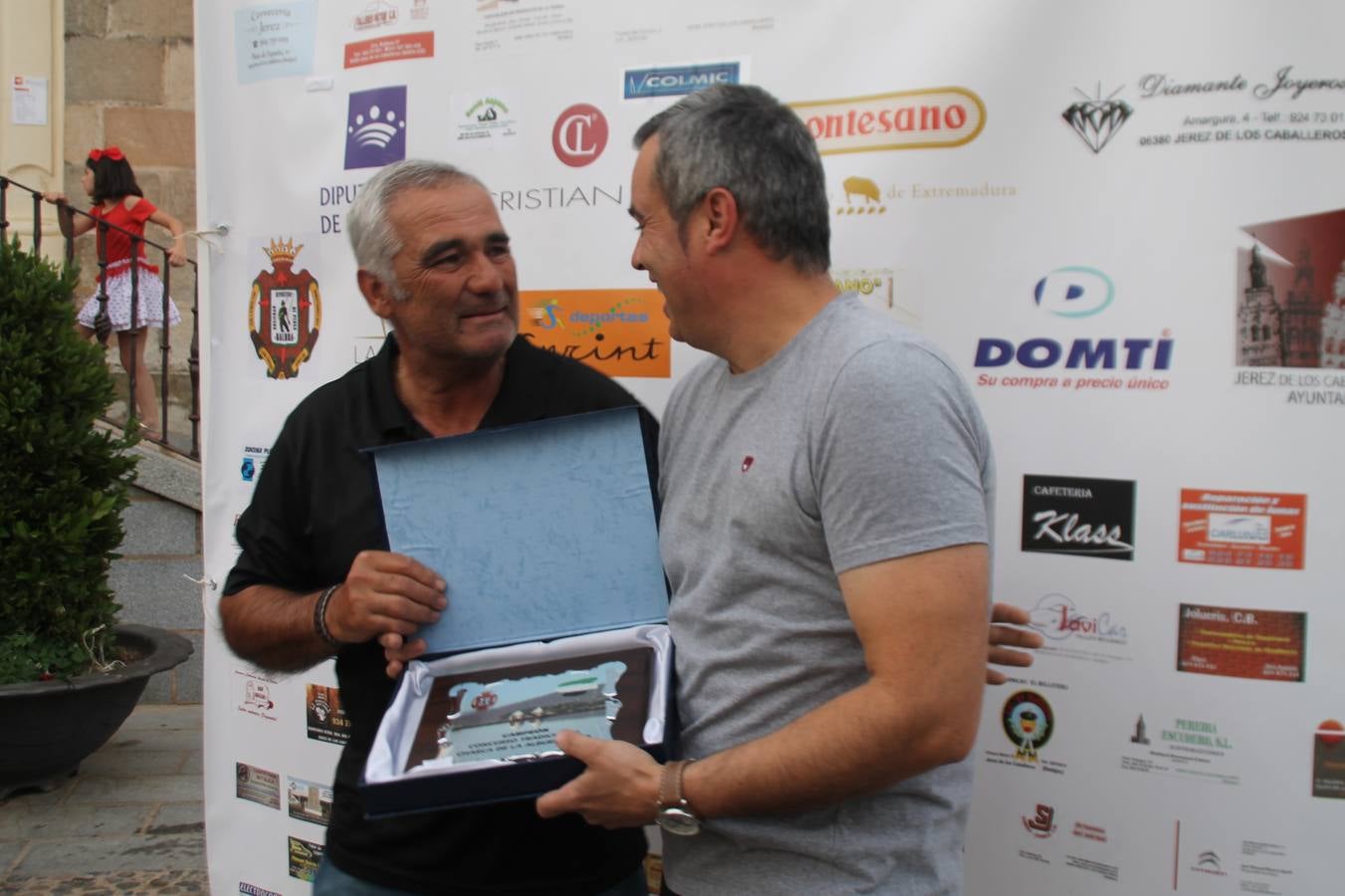 Buen ambiente pero pocas tencas en el 301 aniversario del Concurso tradicional de Pesca 'Charca de la Albuera' que se ha celebrado este domingo 2 de junio en el enclave natural del que toma su nombre. esta cita organizada por la Sociedad de Pesca Balboa. Francisco Pérez Caballo con una captura de 11.380 gramos ha sido el ganador de esta edición. 