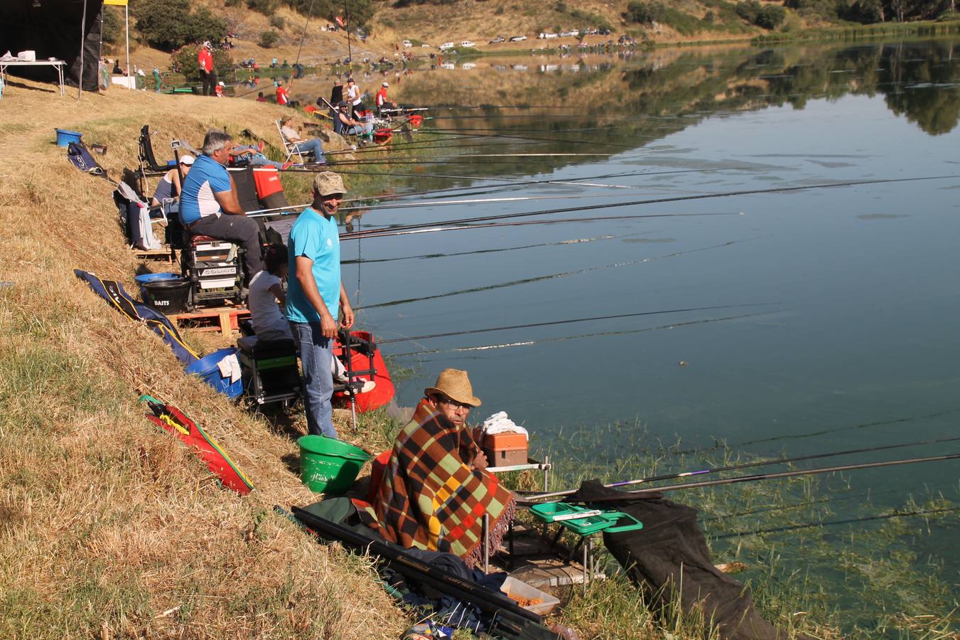 Buen ambiente pero pocas tencas en el 301 aniversario del Concurso tradicional de Pesca 'Charca de la Albuera' que se ha celebrado este domingo 2 de junio en el enclave natural del que toma su nombre. esta cita organizada por la Sociedad de Pesca Balboa. Francisco Pérez Caballo con una captura de 11.380 gramos ha sido el ganador de esta edición. 