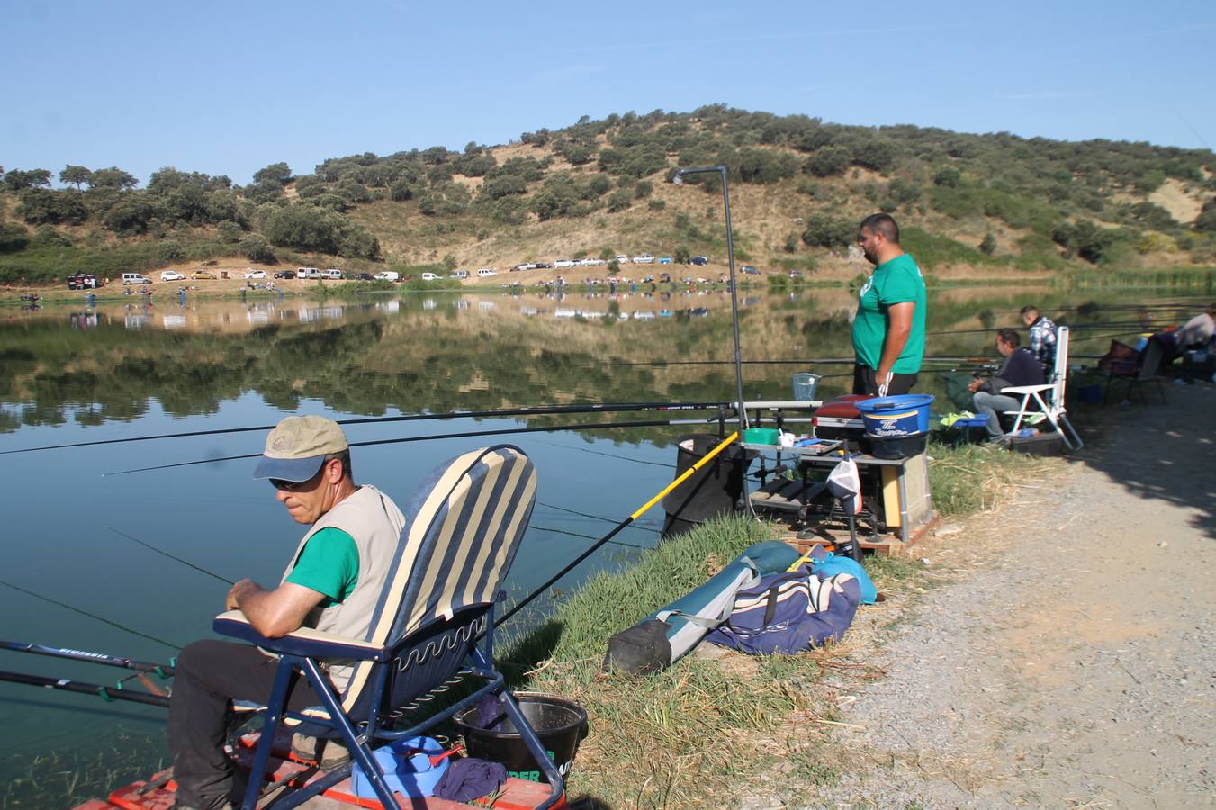 Francisco Pérez Caballo ha sido el ganador, este domingo, del tradicional Concurso de Pesca 'Charca de la Albuera' que este año 2019 ha alcanzado su 301 aniversario. Pérez ha logrado una peso total de captura de tencas de 11'380 kilogramos, casi una proeza teniendo en cuenta la dificultad de la mayoría de los cerca de 200 participantes que se han dado cita en este evento, para pescar la especie protagonista del mismo. José Antonio Flores Matamoros ha sido el segundo clasificado y primero de la zona C con 10`180 kilos de tenca; el tercer puesto y primero de la zona B ha sido para Juan José Sánchez Garrido con un peso de 4`980 kilos y el cuarto y primero de la zona A ha sido Antonio Galván Guerrero con una captura de poco más de 3 kilos de tencas.