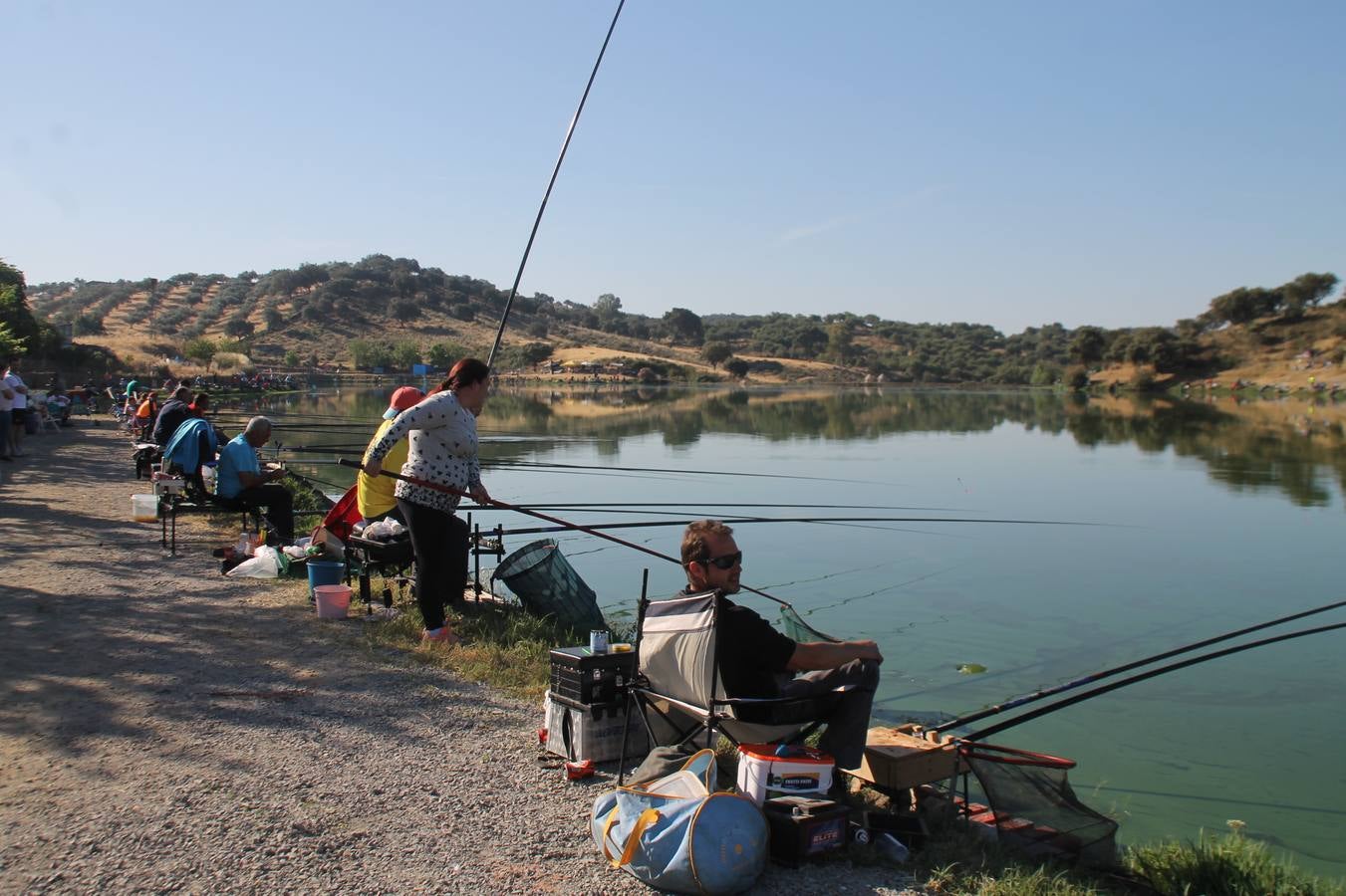 Francisco Pérez Caballo ha sido el ganador, este domingo, del tradicional Concurso de Pesca 'Charca de la Albuera' que este año 2019 ha alcanzado su 301 aniversario. Pérez ha logrado una peso total de captura de tencas de 11'380 kilogramos, casi una proeza teniendo en cuenta la dificultad de la mayoría de los cerca de 200 participantes que se han dado cita en este evento, para pescar la especie protagonista del mismo. José Antonio Flores Matamoros ha sido el segundo clasificado y primero de la zona C con 10`180 kilos de tenca; el tercer puesto y primero de la zona B ha sido para Juan José Sánchez Garrido con un peso de 4`980 kilos y el cuarto y primero de la zona A ha sido Antonio Galván Guerrero con una captura de poco más de 3 kilos de tencas.