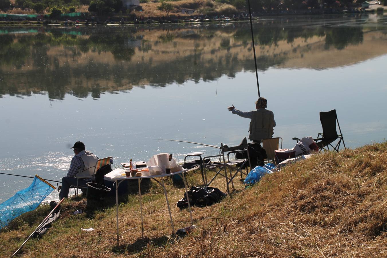 Francisco Pérez Caballo ha sido el ganador, este domingo, del tradicional Concurso de Pesca 'Charca de la Albuera' que este año 2019 ha alcanzado su 301 aniversario. Pérez ha logrado una peso total de captura de tencas de 11'380 kilogramos, casi una proeza teniendo en cuenta la dificultad de la mayoría de los cerca de 200 participantes que se han dado cita en este evento, para pescar la especie protagonista del mismo. José Antonio Flores Matamoros ha sido el segundo clasificado y primero de la zona C con 10`180 kilos de tenca; el tercer puesto y primero de la zona B ha sido para Juan José Sánchez Garrido con un peso de 4`980 kilos y el cuarto y primero de la zona A ha sido Antonio Galván Guerrero con una captura de poco más de 3 kilos de tencas.