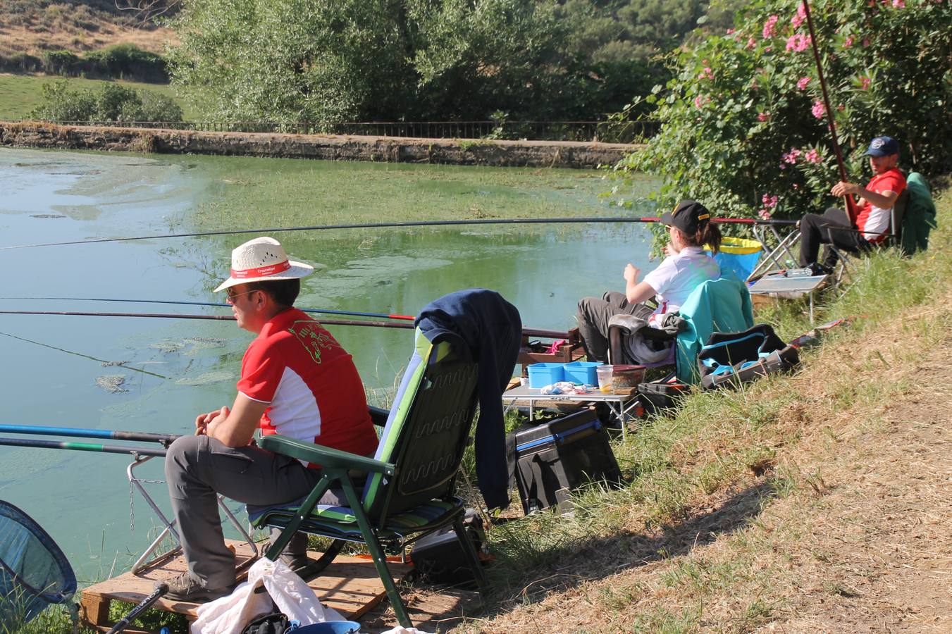 Francisco Pérez Caballo ha sido el ganador, este domingo, del tradicional Concurso de Pesca 'Charca de la Albuera' que este año 2019 ha alcanzado su 301 aniversario. Pérez ha logrado una peso total de captura de tencas de 11'380 kilogramos, casi una proeza teniendo en cuenta la dificultad de la mayoría de los cerca de 200 participantes que se han dado cita en este evento, para pescar la especie protagonista del mismo. José Antonio Flores Matamoros ha sido el segundo clasificado y primero de la zona C con 10`180 kilos de tenca; el tercer puesto y primero de la zona B ha sido para Juan José Sánchez Garrido con un peso de 4`980 kilos y el cuarto y primero de la zona A ha sido Antonio Galván Guerrero con una captura de poco más de 3 kilos de tencas.