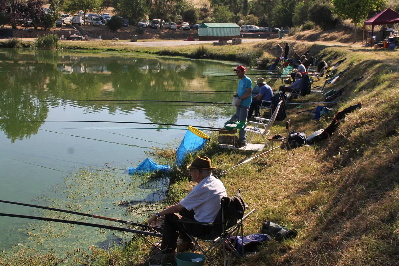 Francisco Pérez Caballo ha sido el ganador, este domingo, del tradicional Concurso de Pesca 'Charca de la Albuera' que este año 2019 ha alcanzado su 301 aniversario. Pérez ha logrado una peso total de captura de tencas de 11'380 kilogramos, casi una proeza teniendo en cuenta la dificultad de la mayoría de los cerca de 200 participantes que se han dado cita en este evento, para pescar la especie protagonista del mismo. José Antonio Flores Matamoros ha sido el segundo clasificado y primero de la zona C con 10`180 kilos de tenca; el tercer puesto y primero de la zona B ha sido para Juan José Sánchez Garrido con un peso de 4`980 kilos y el cuarto y primero de la zona A ha sido Antonio Galván Guerrero con una captura de poco más de 3 kilos de tencas.