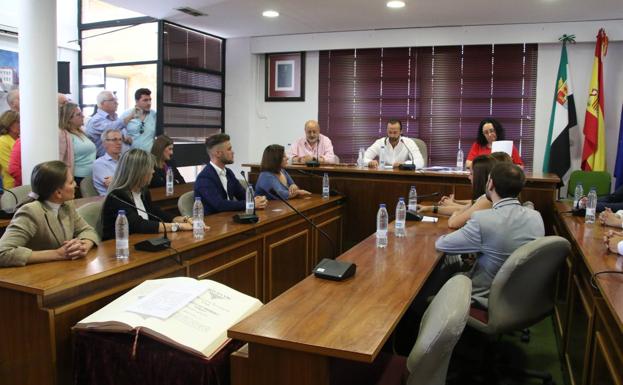 Concejales de los distintos grupos políticos durante la sesión.