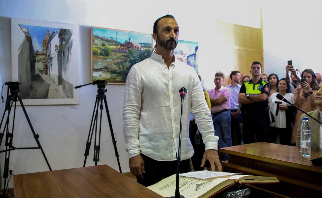 Juan Carlos Santana, nuevo alcalde de Jerez de los Caballeros, jurando su cargo.