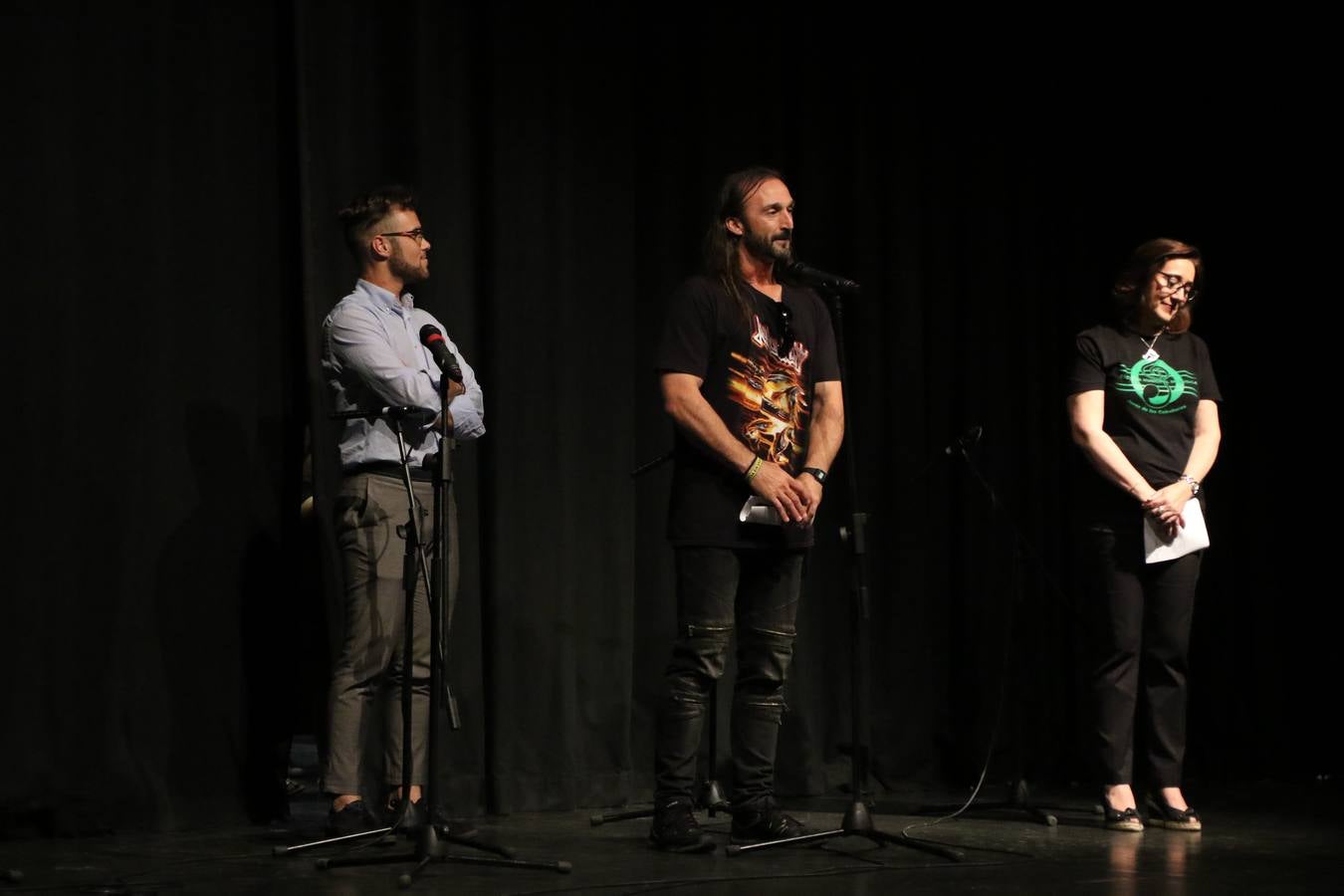 El Cine-teatro Balboa acogió, ayer, el concierto de clausura del curso 2018/2019 de la Escuela Municipal de Música de Jerez de los Caballeros. En esta cita, los alumnos y alumnas participantes ofrecieron una muestra de los conocimientos adquiridos durante el curso y su evolución a lo largo del mismo en las distintas modalidades impartidas. En este curso, han sido 113 los alumnos y alumnas que se han formado en la citada Escuela y cinco los profesores que han impartido las diferentes asignaturas: David Carrasco, Carlos Álvarez, Sergio Carrasco, Cristian Ivasr y Mª Asunción Pérez.