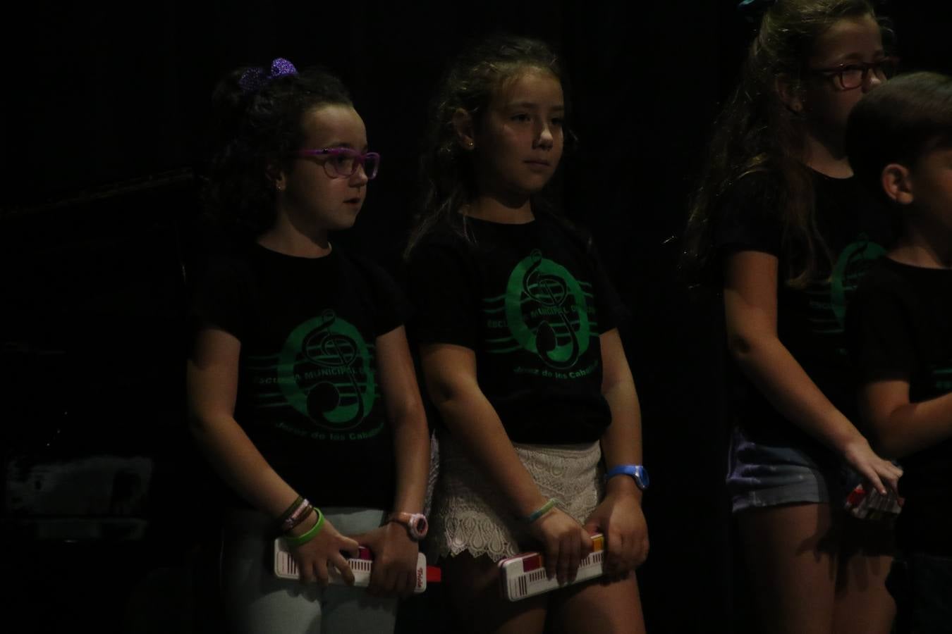 El Cine-teatro Balboa acogió, ayer, el concierto de clausura del curso 2018/2019 de la Escuela Municipal de Música de Jerez de los Caballeros. En esta cita, los alumnos y alumnas participantes ofrecieron una muestra de los conocimientos adquiridos durante el curso y su evolución a lo largo del mismo en las distintas modalidades impartidas. En este curso, han sido 113 los alumnos y alumnas que se han formado en la citada Escuela y cinco los profesores que han impartido las diferentes asignaturas: David Carrasco, Carlos Álvarez, Sergio Carrasco, Cristian Ivasr y Mª Asunción Pérez.