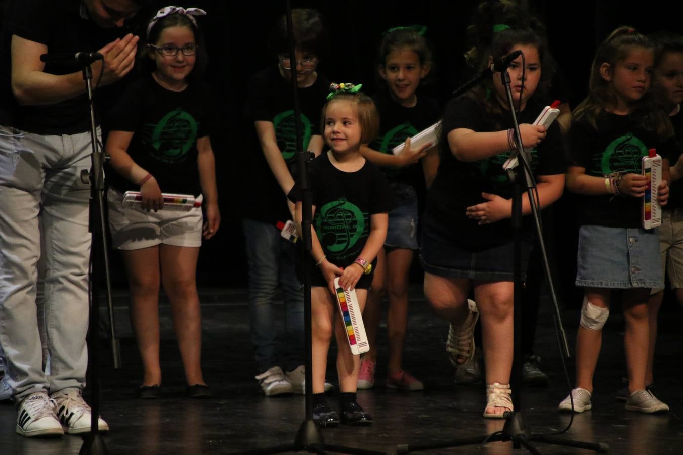 El Cine-teatro Balboa acogió, ayer, el concierto de clausura del curso 2018/2019 de la Escuela Municipal de Música de Jerez de los Caballeros. En esta cita, los alumnos y alumnas participantes ofrecieron una muestra de los conocimientos adquiridos durante el curso y su evolución a lo largo del mismo en las distintas modalidades impartidas. En este curso, han sido 113 los alumnos y alumnas que se han formado en la citada Escuela y cinco los profesores que han impartido las diferentes asignaturas: David Carrasco, Carlos Álvarez, Sergio Carrasco, Cristian Ivasr y Mª Asunción Pérez.