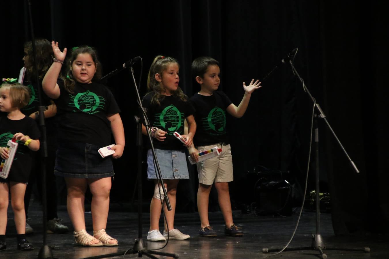 El Cine-teatro Balboa acogió, ayer, el concierto de clausura del curso 2018/2019 de la Escuela Municipal de Música de Jerez de los Caballeros. En esta cita, los alumnos y alumnas participantes ofrecieron una muestra de los conocimientos adquiridos durante el curso y su evolución a lo largo del mismo en las distintas modalidades impartidas. En este curso, han sido 113 los alumnos y alumnas que se han formado en la citada Escuela y cinco los profesores que han impartido las diferentes asignaturas: David Carrasco, Carlos Álvarez, Sergio Carrasco, Cristian Ivasr y Mª Asunción Pérez.