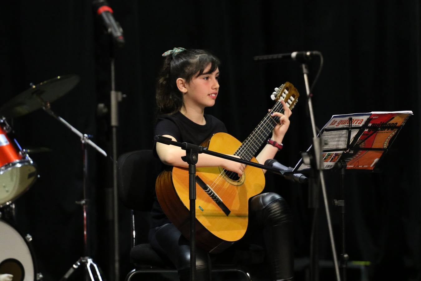 El Cine-teatro Balboa acogió, ayer, el concierto de clausura del curso 2018/2019 de la Escuela Municipal de Música de Jerez de los Caballeros. En esta cita, los alumnos y alumnas participantes ofrecieron una muestra de los conocimientos adquiridos durante el curso y su evolución a lo largo del mismo en las distintas modalidades impartidas. En este curso, han sido 113 los alumnos y alumnas que se han formado en la citada Escuela y cinco los profesores que han impartido las diferentes asignaturas: David Carrasco, Carlos Álvarez, Sergio Carrasco, Cristian Ivasr y Mª Asunción Pérez.