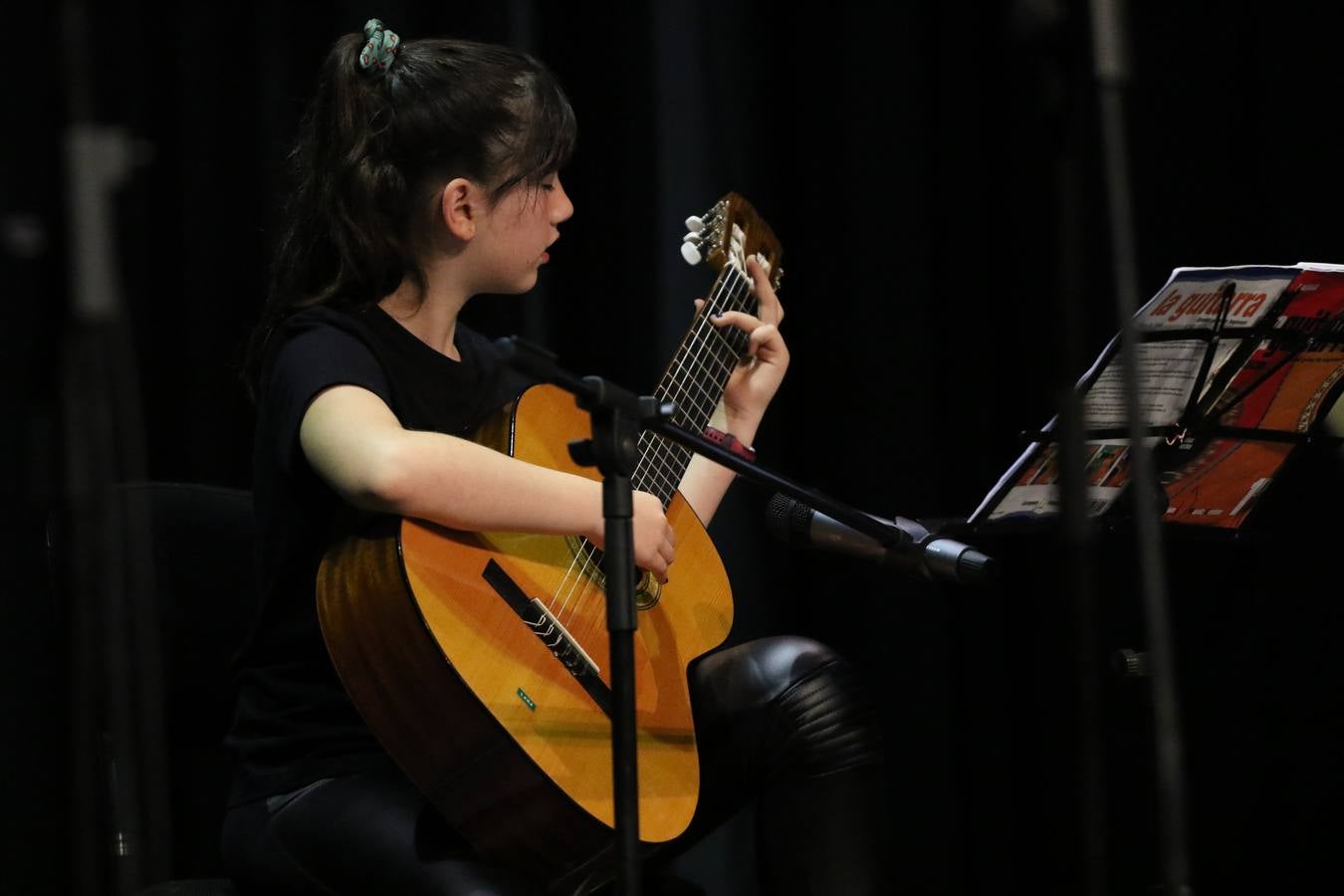El Cine-teatro Balboa acogió, ayer, el concierto de clausura del curso 2018/2019 de la Escuela Municipal de Música de Jerez de los Caballeros. En esta cita, los alumnos y alumnas participantes ofrecieron una muestra de los conocimientos adquiridos durante el curso y su evolución a lo largo del mismo en las distintas modalidades impartidas. En este curso, han sido 113 los alumnos y alumnas que se han formado en la citada Escuela y cinco los profesores que han impartido las diferentes asignaturas: David Carrasco, Carlos Álvarez, Sergio Carrasco, Cristian Ivasr y Mª Asunción Pérez.
