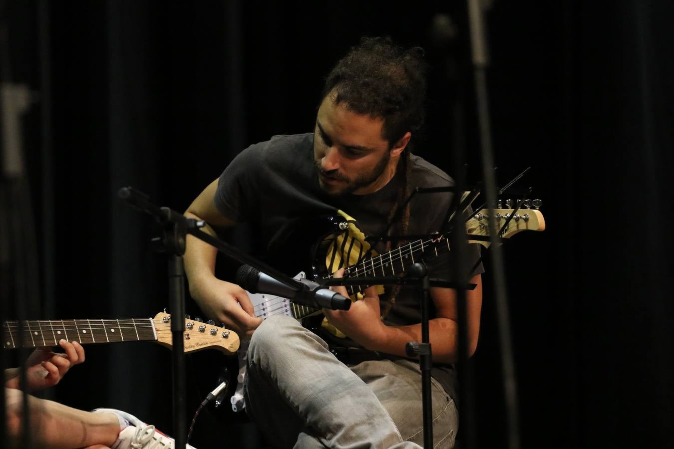 El Cine-teatro Balboa acogió, ayer, el concierto de clausura del curso 2018/2019 de la Escuela Municipal de Música de Jerez de los Caballeros. En esta cita, los alumnos y alumnas participantes ofrecieron una muestra de los conocimientos adquiridos durante el curso y su evolución a lo largo del mismo en las distintas modalidades impartidas. En este curso, han sido 113 los alumnos y alumnas que se han formado en la citada Escuela y cinco los profesores que han impartido las diferentes asignaturas: David Carrasco, Carlos Álvarez, Sergio Carrasco, Cristian Ivasr y Mª Asunción Pérez.