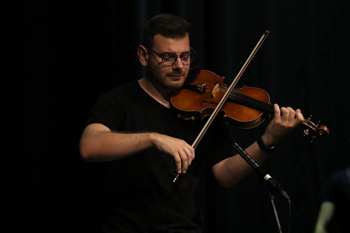 El Cine-teatro Balboa acogió, ayer, el concierto de clausura del curso 2018/2019 de la Escuela Municipal de Música de Jerez de los Caballeros. En esta cita, los alumnos y alumnas participantes ofrecieron una muestra de los conocimientos adquiridos durante el curso y su evolución a lo largo del mismo en las distintas modalidades impartidas. En este curso, han sido 113 los alumnos y alumnas que se han formado en la citada Escuela y cinco los profesores que han impartido las diferentes asignaturas: David Carrasco, Carlos Álvarez, Sergio Carrasco, Cristian Ivasr y Mª Asunción Pérez.