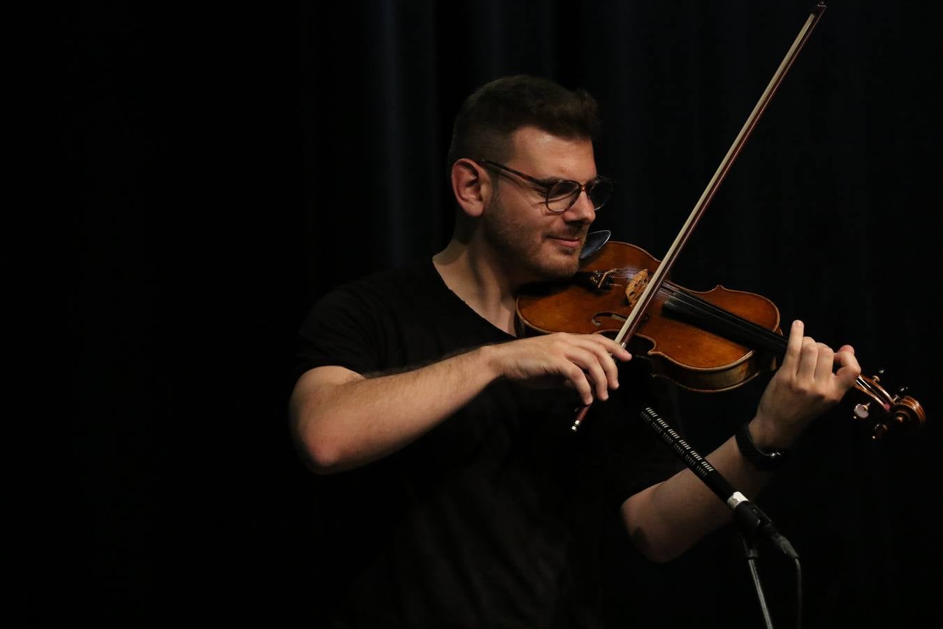El Cine-teatro Balboa acogió, ayer, el concierto de clausura del curso 2018/2019 de la Escuela Municipal de Música de Jerez de los Caballeros. En esta cita, los alumnos y alumnas participantes ofrecieron una muestra de los conocimientos adquiridos durante el curso y su evolución a lo largo del mismo en las distintas modalidades impartidas. En este curso, han sido 113 los alumnos y alumnas que se han formado en la citada Escuela y cinco los profesores que han impartido las diferentes asignaturas: David Carrasco, Carlos Álvarez, Sergio Carrasco, Cristian Ivasr y Mª Asunción Pérez.