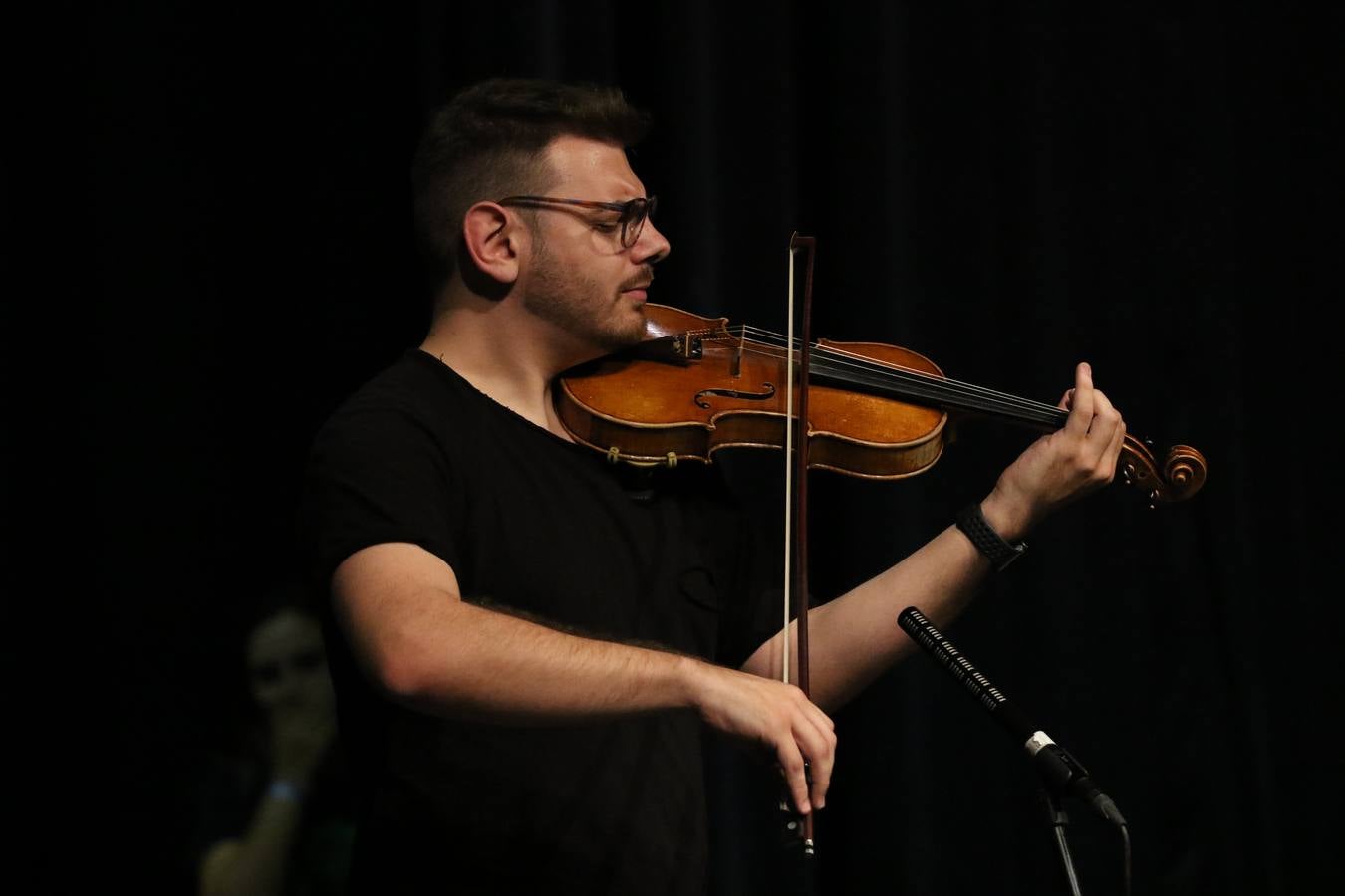 El Cine-teatro Balboa acogió, ayer, el concierto de clausura del curso 2018/2019 de la Escuela Municipal de Música de Jerez de los Caballeros. En esta cita, los alumnos y alumnas participantes ofrecieron una muestra de los conocimientos adquiridos durante el curso y su evolución a lo largo del mismo en las distintas modalidades impartidas. En este curso, han sido 113 los alumnos y alumnas que se han formado en la citada Escuela y cinco los profesores que han impartido las diferentes asignaturas: David Carrasco, Carlos Álvarez, Sergio Carrasco, Cristian Ivasr y Mª Asunción Pérez.