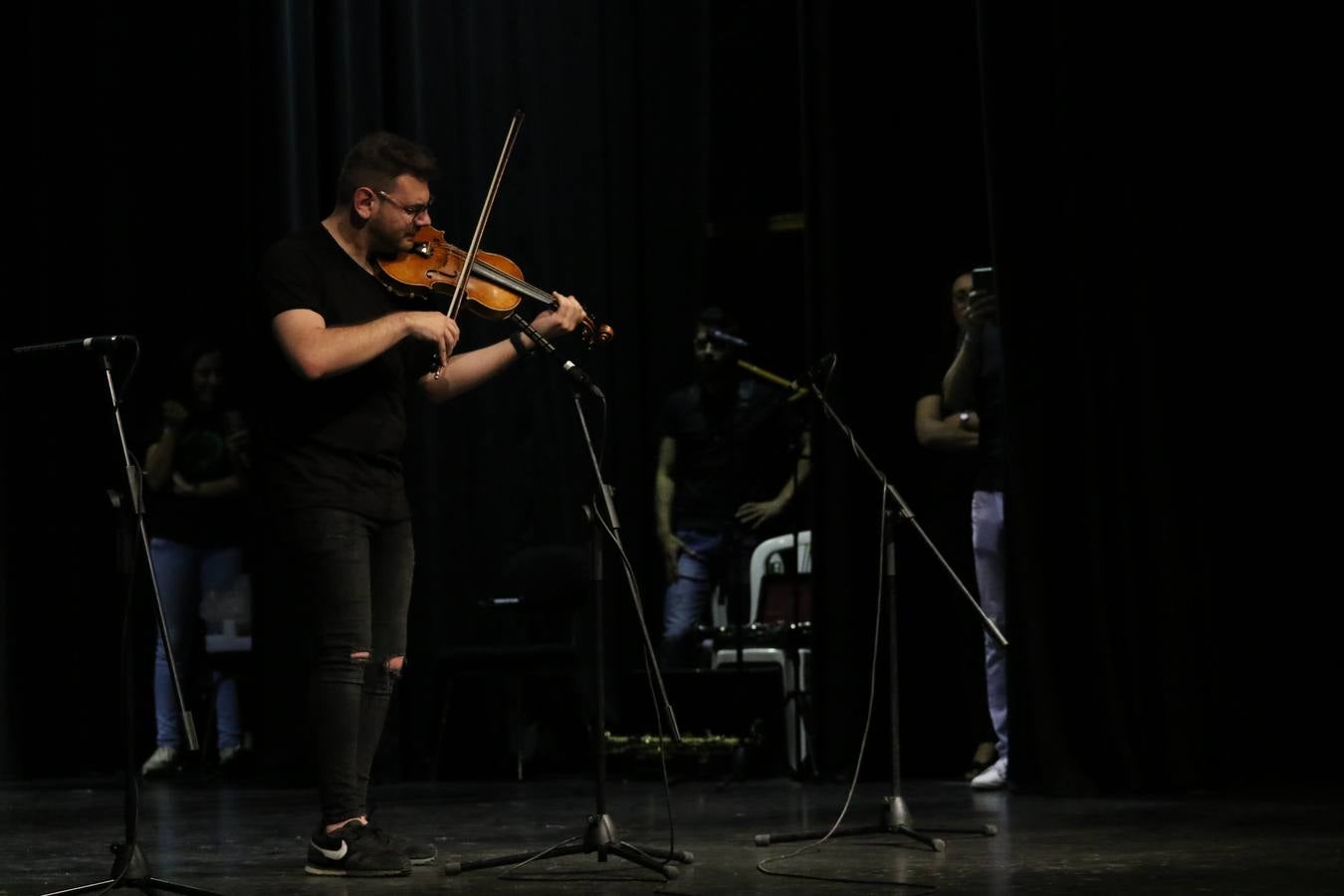 El Cine-teatro Balboa acogió, ayer, el concierto de clausura del curso 2018/2019 de la Escuela Municipal de Música de Jerez de los Caballeros. En esta cita, los alumnos y alumnas participantes ofrecieron una muestra de los conocimientos adquiridos durante el curso y su evolución a lo largo del mismo en las distintas modalidades impartidas. En este curso, han sido 113 los alumnos y alumnas que se han formado en la citada Escuela y cinco los profesores que han impartido las diferentes asignaturas: David Carrasco, Carlos Álvarez, Sergio Carrasco, Cristian Ivasr y Mª Asunción Pérez.