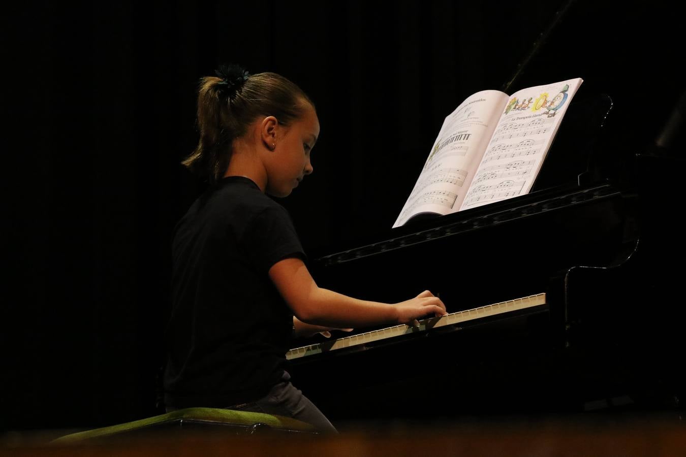 El Cine-teatro Balboa acogió, ayer, el concierto de clausura del curso 2018/2019 de la Escuela Municipal de Música de Jerez de los Caballeros. En esta cita, los alumnos y alumnas participantes ofrecieron una muestra de los conocimientos adquiridos durante el curso y su evolución a lo largo del mismo en las distintas modalidades impartidas. En este curso, han sido 113 los alumnos y alumnas que se han formado en la citada Escuela y cinco los profesores que han impartido las diferentes asignaturas: David Carrasco, Carlos Álvarez, Sergio Carrasco, Cristian Ivasr y Mª Asunción Pérez.
