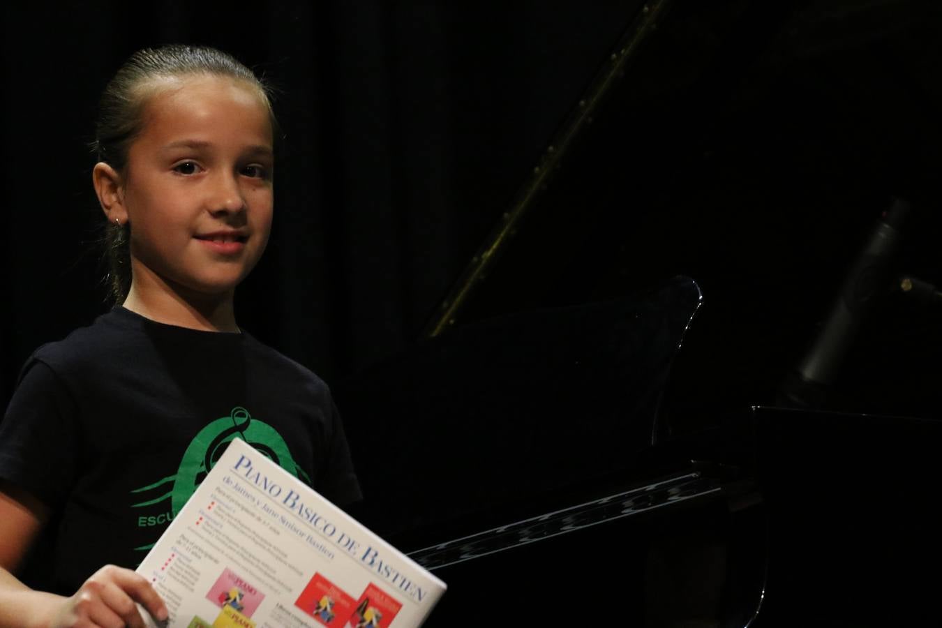 El Cine-teatro Balboa acogió, ayer, el concierto de clausura del curso 2018/2019 de la Escuela Municipal de Música de Jerez de los Caballeros. En esta cita, los alumnos y alumnas participantes ofrecieron una muestra de los conocimientos adquiridos durante el curso y su evolución a lo largo del mismo en las distintas modalidades impartidas. En este curso, han sido 113 los alumnos y alumnas que se han formado en la citada Escuela y cinco los profesores que han impartido las diferentes asignaturas: David Carrasco, Carlos Álvarez, Sergio Carrasco, Cristian Ivasr y Mª Asunción Pérez.