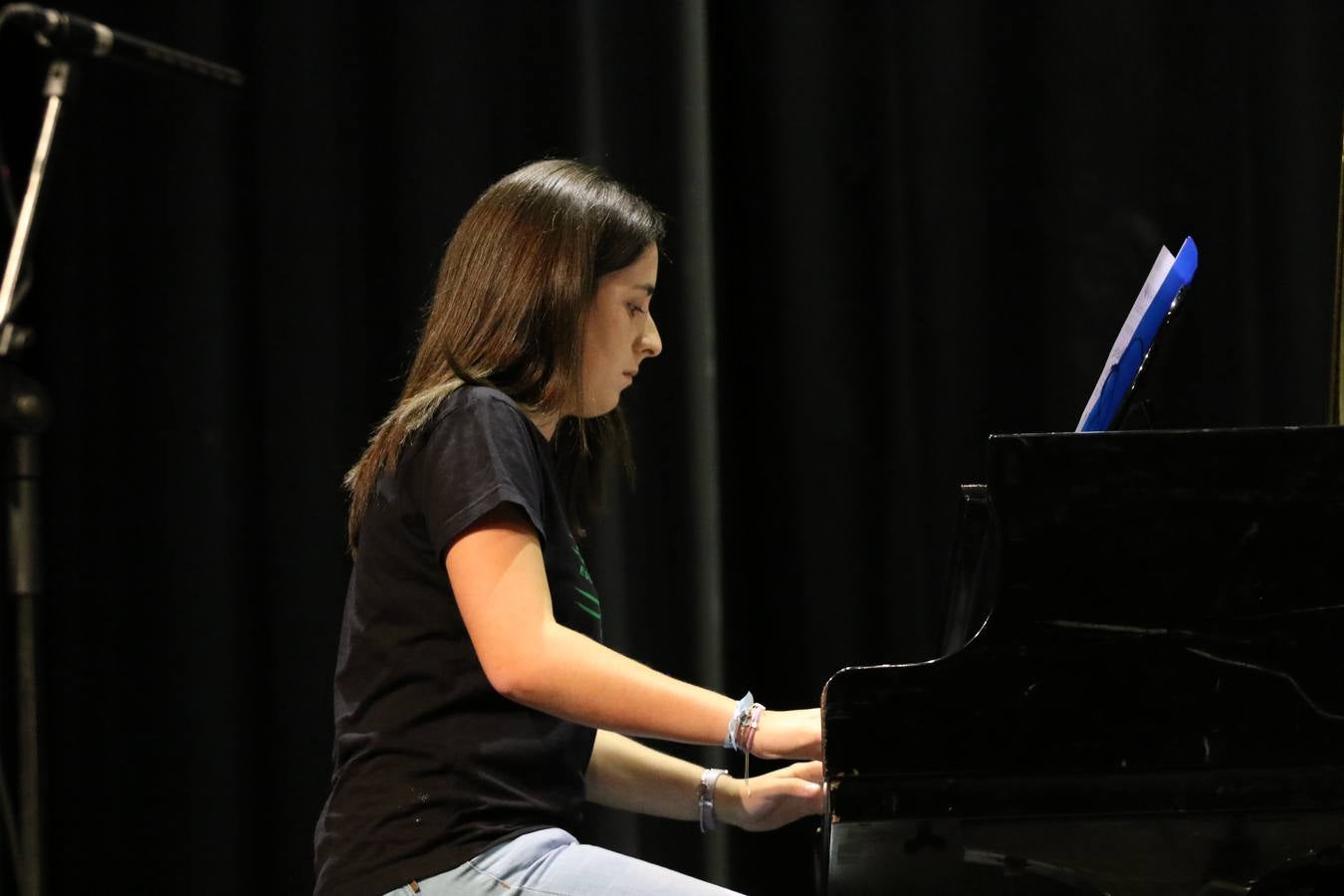 El Cine-teatro Balboa acogió, ayer, el concierto de clausura del curso 2018/2019 de la Escuela Municipal de Música de Jerez de los Caballeros. En esta cita, los alumnos y alumnas participantes ofrecieron una muestra de los conocimientos adquiridos durante el curso y su evolución a lo largo del mismo en las distintas modalidades impartidas. En este curso, han sido 113 los alumnos y alumnas que se han formado en la citada Escuela y cinco los profesores que han impartido las diferentes asignaturas: David Carrasco, Carlos Álvarez, Sergio Carrasco, Cristian Ivasr y Mª Asunción Pérez.