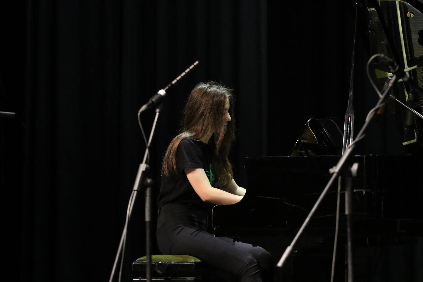 El Cine-teatro Balboa acogió, ayer, el concierto de clausura del curso 2018/2019 de la Escuela Municipal de Música de Jerez de los Caballeros. En esta cita, los alumnos y alumnas participantes ofrecieron una muestra de los conocimientos adquiridos durante el curso y su evolución a lo largo del mismo en las distintas modalidades impartidas. En este curso, han sido 113 los alumnos y alumnas que se han formado en la citada Escuela y cinco los profesores que han impartido las diferentes asignaturas: David Carrasco, Carlos Álvarez, Sergio Carrasco, Cristian Ivasr y Mª Asunción Pérez.
