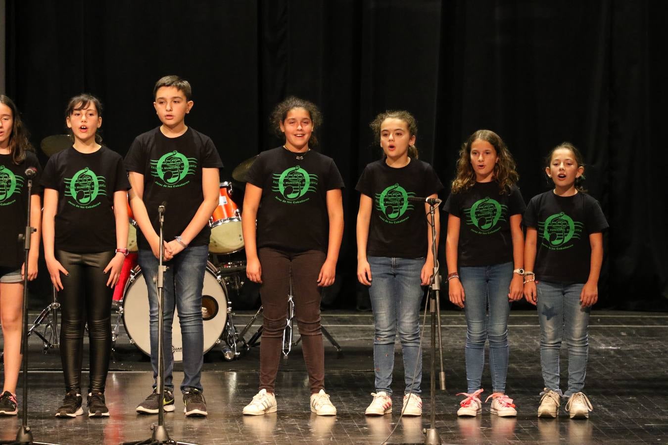 El Cine-teatro Balboa acogió, ayer, el concierto de clausura del curso 2018/2019 de la Escuela Municipal de Música de Jerez de los Caballeros. En esta cita, los alumnos y alumnas participantes ofrecieron una muestra de los conocimientos adquiridos durante el curso y su evolución a lo largo del mismo en las distintas modalidades impartidas. En este curso, han sido 113 los alumnos y alumnas que se han formado en la citada Escuela y cinco los profesores que han impartido las diferentes asignaturas: David Carrasco, Carlos Álvarez, Sergio Carrasco, Cristian Ivasr y Mª Asunción Pérez.