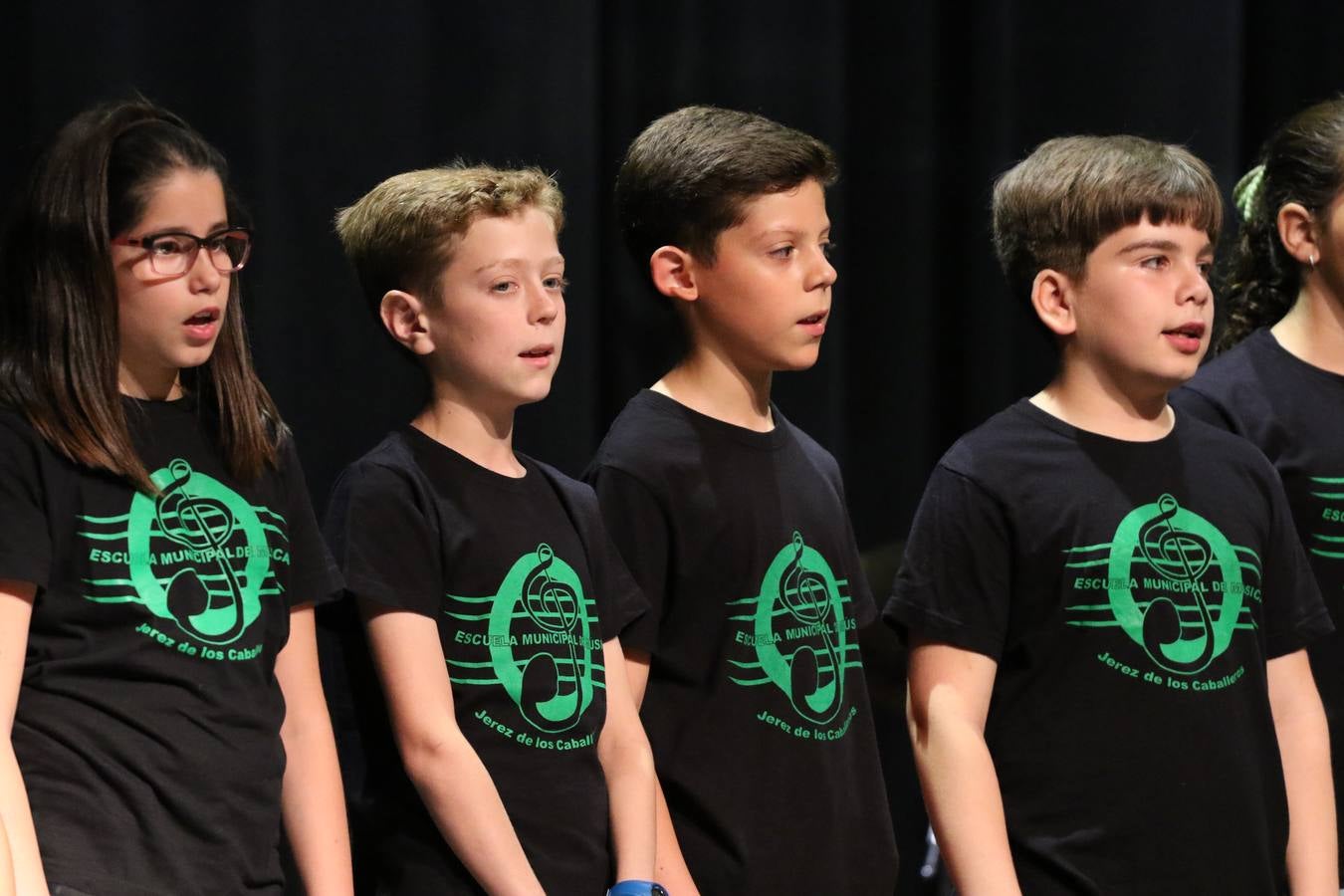 El Cine-teatro Balboa acogió, ayer, el concierto de clausura del curso 2018/2019 de la Escuela Municipal de Música de Jerez de los Caballeros. En esta cita, los alumnos y alumnas participantes ofrecieron una muestra de los conocimientos adquiridos durante el curso y su evolución a lo largo del mismo en las distintas modalidades impartidas. En este curso, han sido 113 los alumnos y alumnas que se han formado en la citada Escuela y cinco los profesores que han impartido las diferentes asignaturas: David Carrasco, Carlos Álvarez, Sergio Carrasco, Cristian Ivasr y Mª Asunción Pérez.