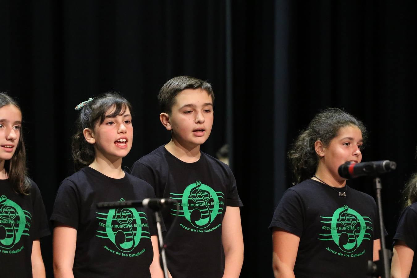 El Cine-teatro Balboa acogió, ayer, el concierto de clausura del curso 2018/2019 de la Escuela Municipal de Música de Jerez de los Caballeros. En esta cita, los alumnos y alumnas participantes ofrecieron una muestra de los conocimientos adquiridos durante el curso y su evolución a lo largo del mismo en las distintas modalidades impartidas. En este curso, han sido 113 los alumnos y alumnas que se han formado en la citada Escuela y cinco los profesores que han impartido las diferentes asignaturas: David Carrasco, Carlos Álvarez, Sergio Carrasco, Cristian Ivasr y Mª Asunción Pérez.