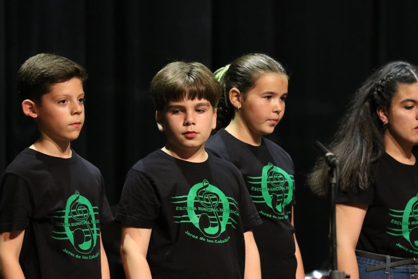 El Cine-teatro Balboa acogió, ayer, el concierto de clausura del curso 2018/2019 de la Escuela Municipal de Música de Jerez de los Caballeros. En esta cita, los alumnos y alumnas participantes ofrecieron una muestra de los conocimientos adquiridos durante el curso y su evolución a lo largo del mismo en las distintas modalidades impartidas. En este curso, han sido 113 los alumnos y alumnas que se han formado en la citada Escuela y cinco los profesores que han impartido las diferentes asignaturas: David Carrasco, Carlos Álvarez, Sergio Carrasco, Cristian Ivasr y Mª Asunción Pérez.