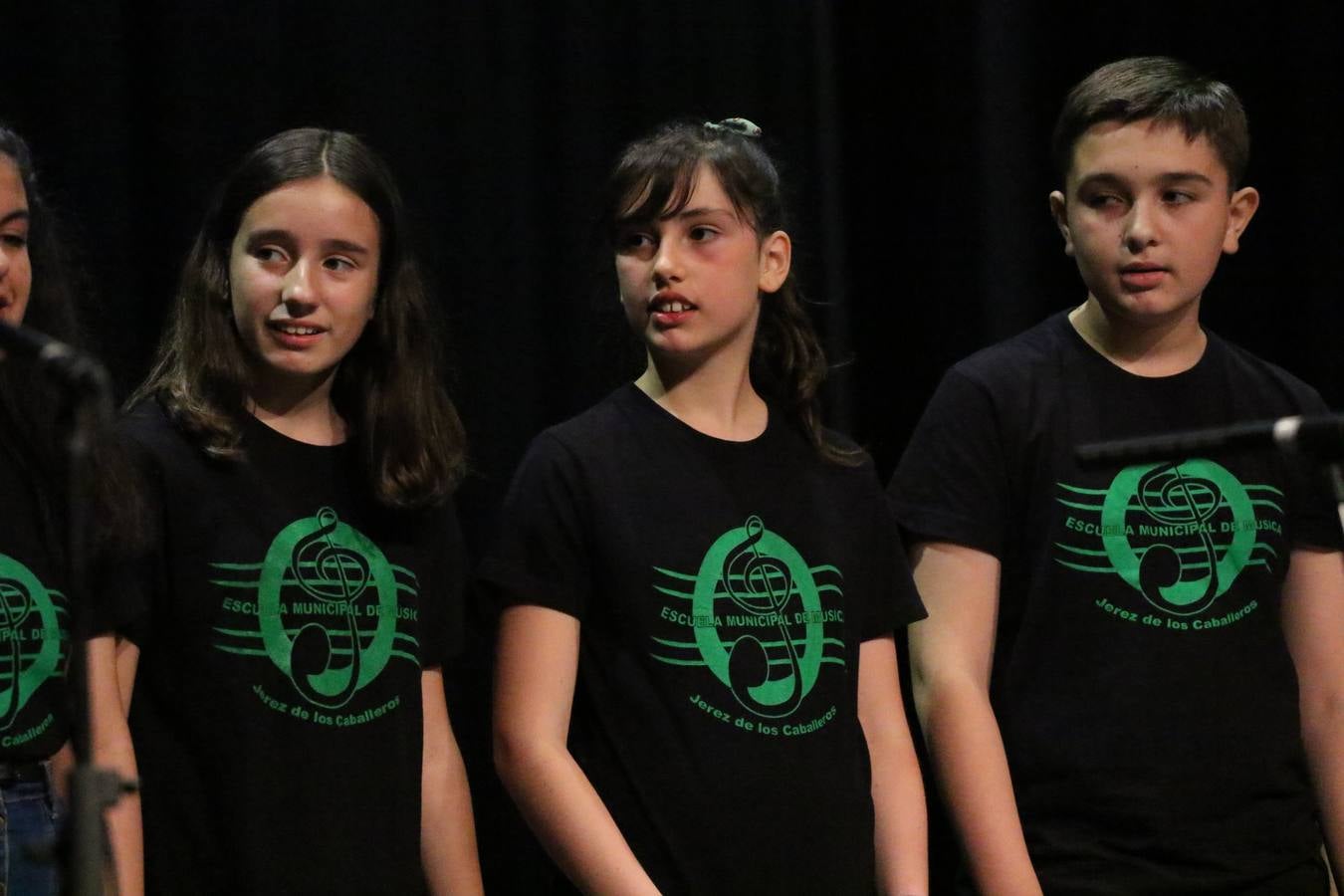 El Cine-teatro Balboa acogió, ayer, el concierto de clausura del curso 2018/2019 de la Escuela Municipal de Música de Jerez de los Caballeros. En esta cita, los alumnos y alumnas participantes ofrecieron una muestra de los conocimientos adquiridos durante el curso y su evolución a lo largo del mismo en las distintas modalidades impartidas. En este curso, han sido 113 los alumnos y alumnas que se han formado en la citada Escuela y cinco los profesores que han impartido las diferentes asignaturas: David Carrasco, Carlos Álvarez, Sergio Carrasco, Cristian Ivasr y Mª Asunción Pérez.