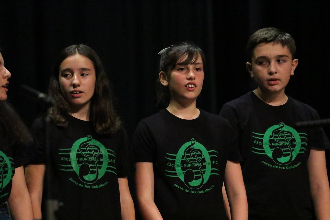 El Cine-teatro Balboa acogió, ayer, el concierto de clausura del curso 2018/2019 de la Escuela Municipal de Música de Jerez de los Caballeros. En esta cita, los alumnos y alumnas participantes ofrecieron una muestra de los conocimientos adquiridos durante el curso y su evolución a lo largo del mismo en las distintas modalidades impartidas. En este curso, han sido 113 los alumnos y alumnas que se han formado en la citada Escuela y cinco los profesores que han impartido las diferentes asignaturas: David Carrasco, Carlos Álvarez, Sergio Carrasco, Cristian Ivasr y Mª Asunción Pérez.