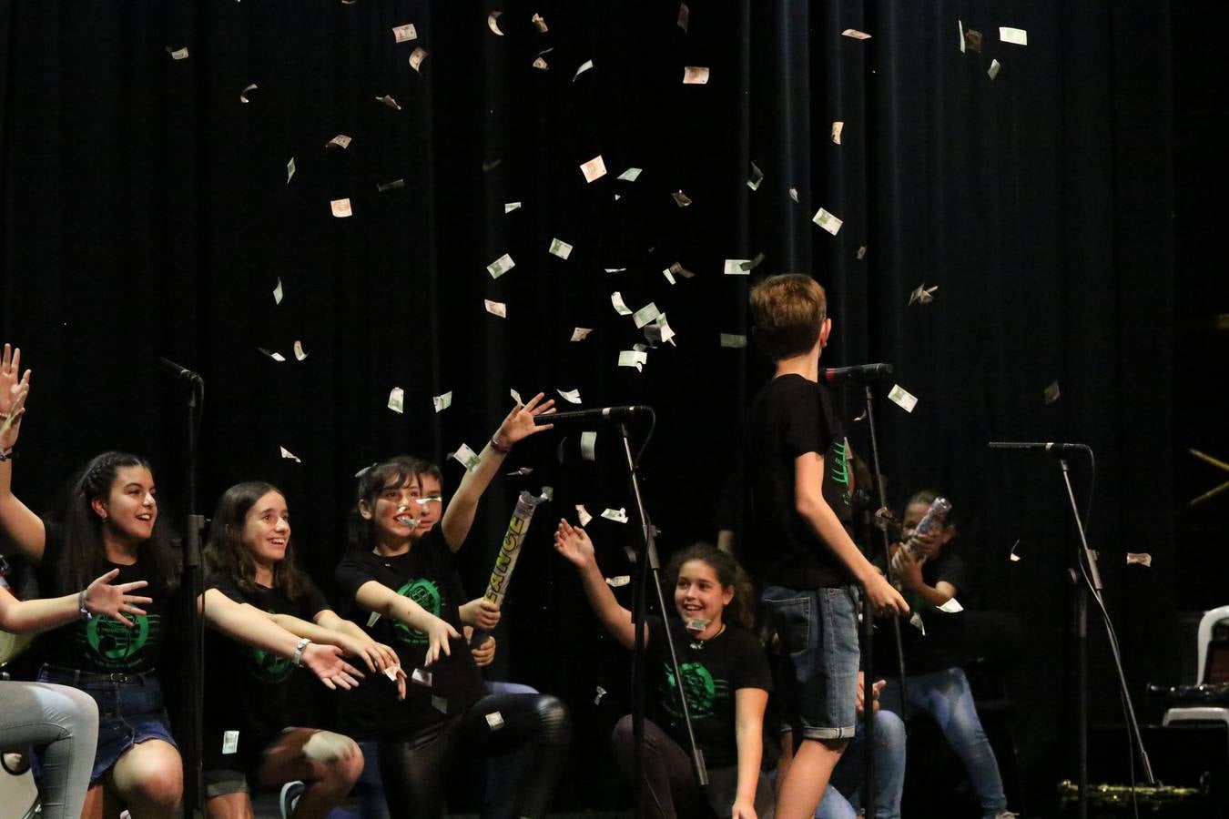 El Cine-teatro Balboa acogió, ayer, el concierto de clausura del curso 2018/2019 de la Escuela Municipal de Música de Jerez de los Caballeros. En esta cita, los alumnos y alumnas participantes ofrecieron una muestra de los conocimientos adquiridos durante el curso y su evolución a lo largo del mismo en las distintas modalidades impartidas. En este curso, han sido 113 los alumnos y alumnas que se han formado en la citada Escuela y cinco los profesores que han impartido las diferentes asignaturas: David Carrasco, Carlos Álvarez, Sergio Carrasco, Cristian Ivasr y Mª Asunción Pérez.