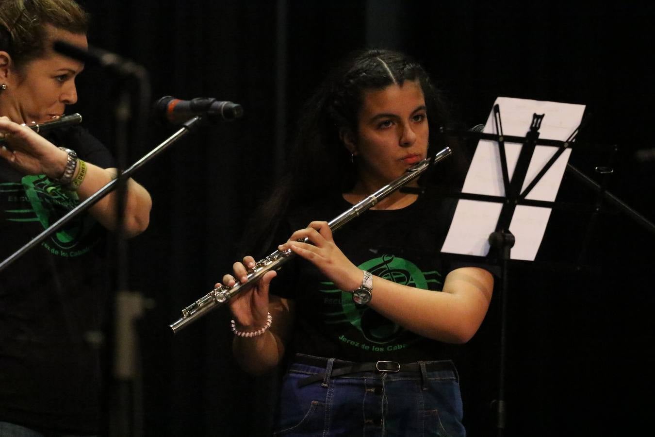 El Cine-teatro Balboa acogió, ayer, el concierto de clausura del curso 2018/2019 de la Escuela Municipal de Música de Jerez de los Caballeros. En esta cita, los alumnos y alumnas participantes ofrecieron una muestra de los conocimientos adquiridos durante el curso y su evolución a lo largo del mismo en las distintas modalidades impartidas. En este curso, han sido 113 los alumnos y alumnas que se han formado en la citada Escuela y cinco los profesores que han impartido las diferentes asignaturas: David Carrasco, Carlos Álvarez, Sergio Carrasco, Cristian Ivasr y Mª Asunción Pérez.