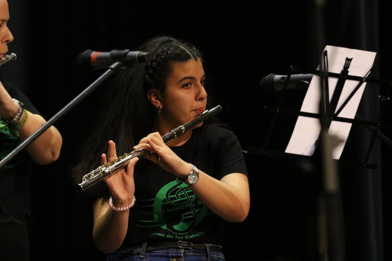El Cine-teatro Balboa acogió, ayer, el concierto de clausura del curso 2018/2019 de la Escuela Municipal de Música de Jerez de los Caballeros. En esta cita, los alumnos y alumnas participantes ofrecieron una muestra de los conocimientos adquiridos durante el curso y su evolución a lo largo del mismo en las distintas modalidades impartidas. En este curso, han sido 113 los alumnos y alumnas que se han formado en la citada Escuela y cinco los profesores que han impartido las diferentes asignaturas: David Carrasco, Carlos Álvarez, Sergio Carrasco, Cristian Ivasr y Mª Asunción Pérez.