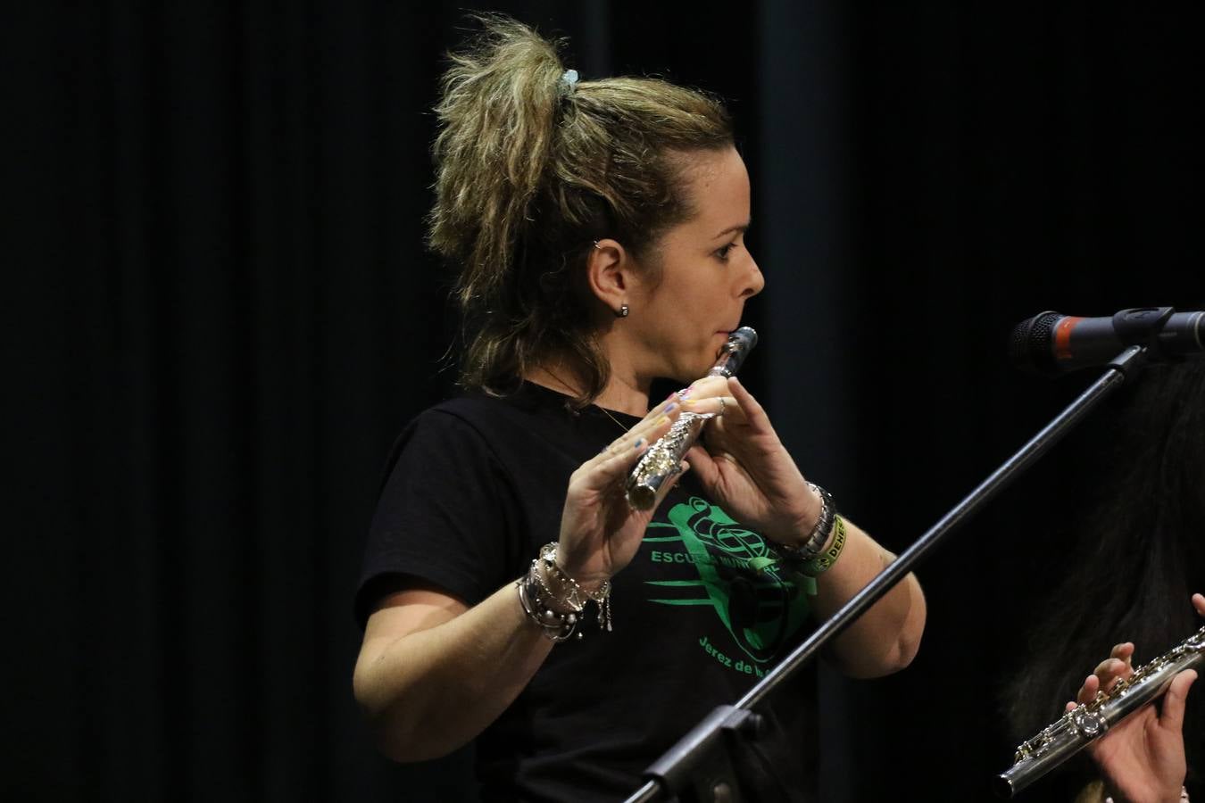 El Cine-teatro Balboa acogió, ayer, el concierto de clausura del curso 2018/2019 de la Escuela Municipal de Música de Jerez de los Caballeros. En esta cita, los alumnos y alumnas participantes ofrecieron una muestra de los conocimientos adquiridos durante el curso y su evolución a lo largo del mismo en las distintas modalidades impartidas. En este curso, han sido 113 los alumnos y alumnas que se han formado en la citada Escuela y cinco los profesores que han impartido las diferentes asignaturas: David Carrasco, Carlos Álvarez, Sergio Carrasco, Cristian Ivasr y Mª Asunción Pérez.