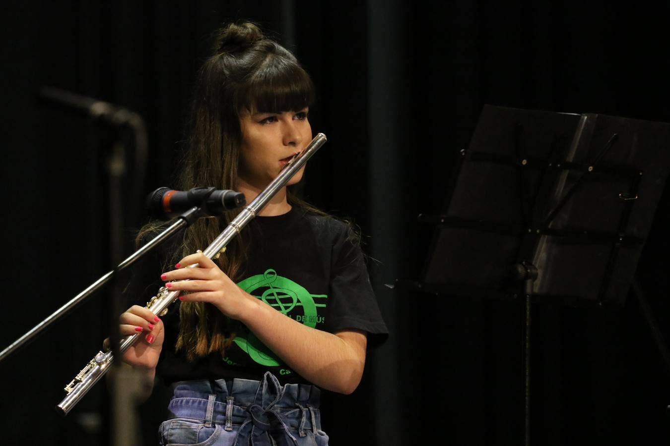 El Cine-teatro Balboa acogió, ayer, el concierto de clausura del curso 2018/2019 de la Escuela Municipal de Música de Jerez de los Caballeros. En esta cita, los alumnos y alumnas participantes ofrecieron una muestra de los conocimientos adquiridos durante el curso y su evolución a lo largo del mismo en las distintas modalidades impartidas. En este curso, han sido 113 los alumnos y alumnas que se han formado en la citada Escuela y cinco los profesores que han impartido las diferentes asignaturas: David Carrasco, Carlos Álvarez, Sergio Carrasco, Cristian Ivasr y Mª Asunción Pérez.