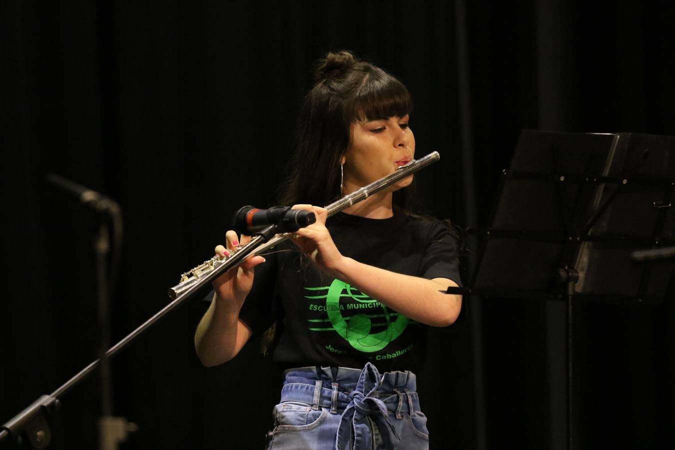 El Cine-teatro Balboa acogió, ayer, el concierto de clausura del curso 2018/2019 de la Escuela Municipal de Música de Jerez de los Caballeros. En esta cita, los alumnos y alumnas participantes ofrecieron una muestra de los conocimientos adquiridos durante el curso y su evolución a lo largo del mismo en las distintas modalidades impartidas. En este curso, han sido 113 los alumnos y alumnas que se han formado en la citada Escuela y cinco los profesores que han impartido las diferentes asignaturas: David Carrasco, Carlos Álvarez, Sergio Carrasco, Cristian Ivasr y Mª Asunción Pérez.