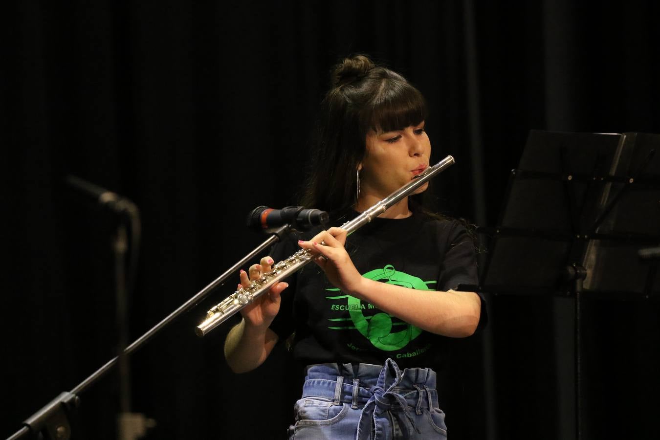 El Cine-teatro Balboa acogió, ayer, el concierto de clausura del curso 2018/2019 de la Escuela Municipal de Música de Jerez de los Caballeros. En esta cita, los alumnos y alumnas participantes ofrecieron una muestra de los conocimientos adquiridos durante el curso y su evolución a lo largo del mismo en las distintas modalidades impartidas. En este curso, han sido 113 los alumnos y alumnas que se han formado en la citada Escuela y cinco los profesores que han impartido las diferentes asignaturas: David Carrasco, Carlos Álvarez, Sergio Carrasco, Cristian Ivasr y Mª Asunción Pérez.