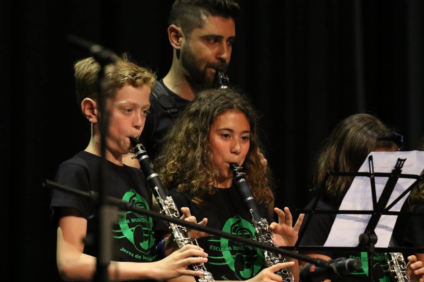 El Cine-teatro Balboa acogió, ayer, el concierto de clausura del curso 2018/2019 de la Escuela Municipal de Música de Jerez de los Caballeros. En esta cita, los alumnos y alumnas participantes ofrecieron una muestra de los conocimientos adquiridos durante el curso y su evolución a lo largo del mismo en las distintas modalidades impartidas. En este curso, han sido 113 los alumnos y alumnas que se han formado en la citada Escuela y cinco los profesores que han impartido las diferentes asignaturas: David Carrasco, Carlos Álvarez, Sergio Carrasco, Cristian Ivasr y Mª Asunción Pérez.