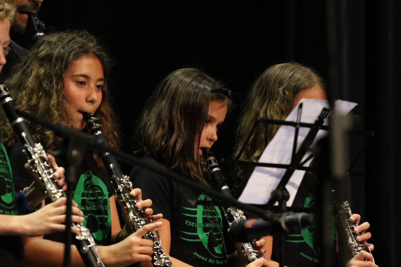 El Cine-teatro Balboa acogió, ayer, el concierto de clausura del curso 2018/2019 de la Escuela Municipal de Música de Jerez de los Caballeros. En esta cita, los alumnos y alumnas participantes ofrecieron una muestra de los conocimientos adquiridos durante el curso y su evolución a lo largo del mismo en las distintas modalidades impartidas. En este curso, han sido 113 los alumnos y alumnas que se han formado en la citada Escuela y cinco los profesores que han impartido las diferentes asignaturas: David Carrasco, Carlos Álvarez, Sergio Carrasco, Cristian Ivasr y Mª Asunción Pérez.