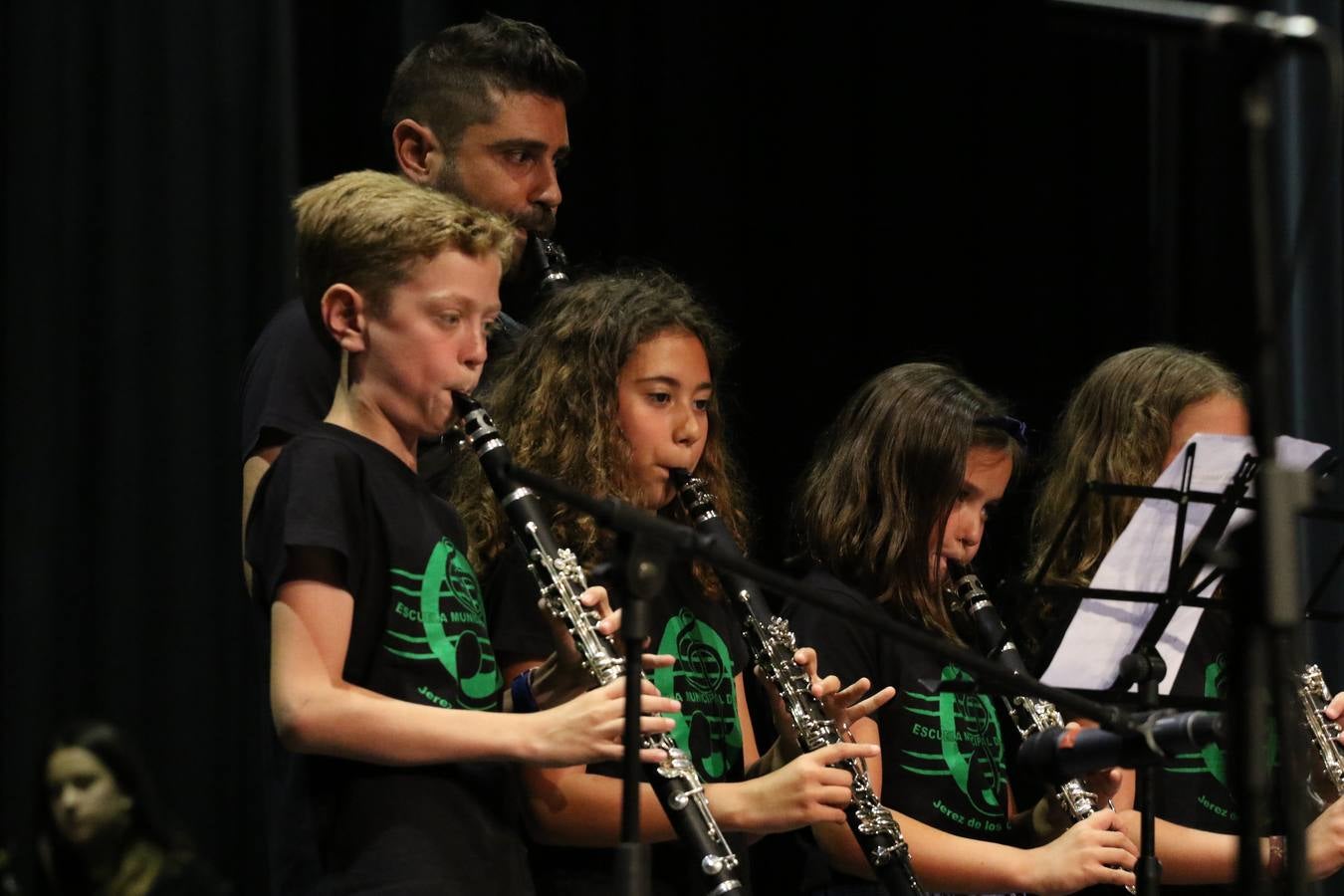 El Cine-teatro Balboa acogió, ayer, el concierto de clausura del curso 2018/2019 de la Escuela Municipal de Música de Jerez de los Caballeros. En esta cita, los alumnos y alumnas participantes ofrecieron una muestra de los conocimientos adquiridos durante el curso y su evolución a lo largo del mismo en las distintas modalidades impartidas. En este curso, han sido 113 los alumnos y alumnas que se han formado en la citada Escuela y cinco los profesores que han impartido las diferentes asignaturas: David Carrasco, Carlos Álvarez, Sergio Carrasco, Cristian Ivasr y Mª Asunción Pérez.